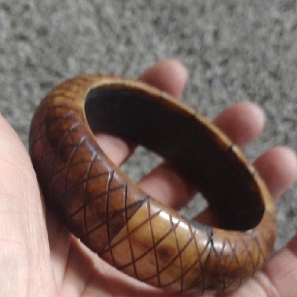 VINTAGE AUTHENTIC SHADES OF BROWN CARVED WOODEN BONE BANGLE 7.5